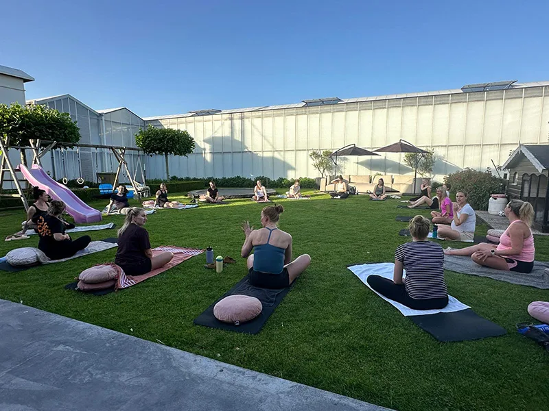 Zwangerschapsyoga in de tuin van Yogastudio Vie